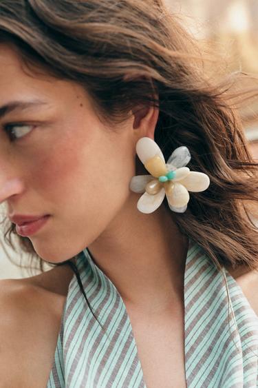 RESIN FLOWER EARRINGS - Ecru by Zara