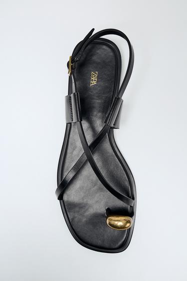 FLAT SANDALS WITH METAL DETAIL - Black by Zara