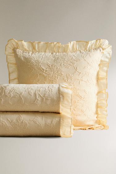 JACQUARD BEDSPREAD WITH RUFFLE TRIM - Butter by Zara