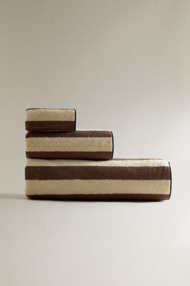 COTTON OVERLOCK STRIPED BATH TOWEL - Pale pink by Zara