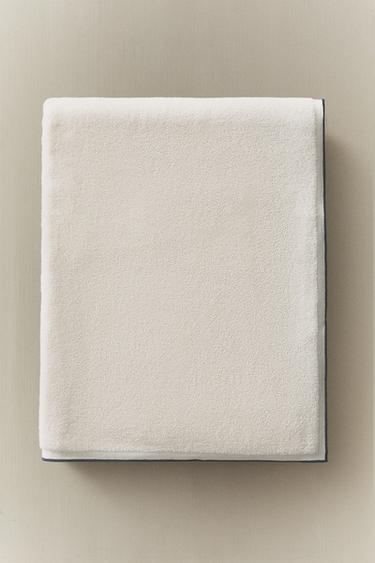 BATH TOWEL WITH COLOURED TOPSTITCHING - Ivory by Zara