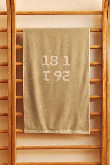 LARGE TRAINING TOWEL - Sand by Zara