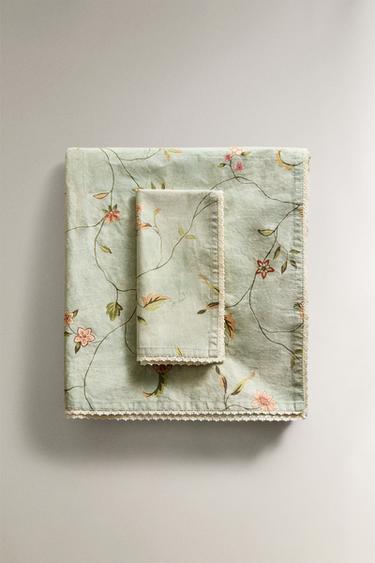 FLORAL PRINT TABLECLOTH WITH LACE TRIM - Green by Zara