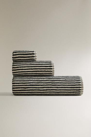 DYED THREAD COTTON BATH TOWEL - Ecru / Black by Zara