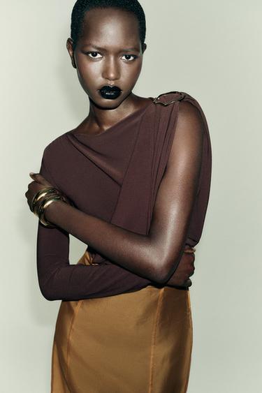 FLOWING BODYSUIT WITH BROOCH DETAIL - Dark brown by Zara