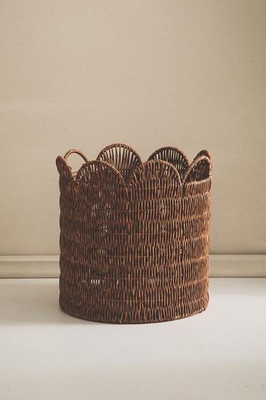 SCALLOPED ROUND RECYCLED PLASTIC BASKET - Brown by Zara