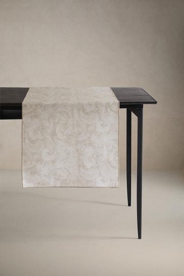 RESIN-COATED PAISLEY PRINT TABLE RUNNER - Light beige by Zara