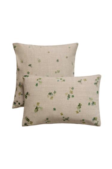 CLOVER CUSHION COVER - Light beige by Zara