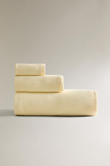 MICRO WAFFLE-KNIT BATH TOWEL - Yellow by Zara