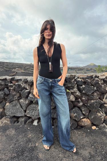 FITTED V-NECK BODYSUIT - Black by Zara