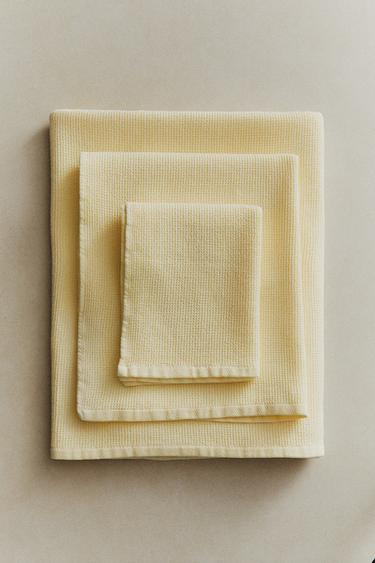 MICRO WAFFLE-KNIT BATH TOWEL - Yellow by Zara