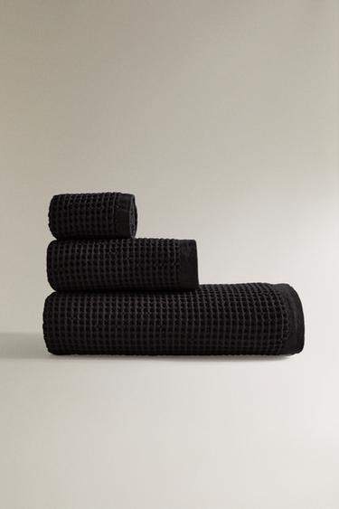WAFFLE-KNIT COTTON BATH TOWEL - Black by Zara