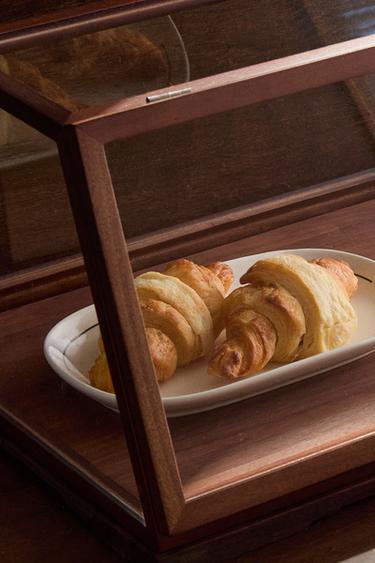 WOODEN DISPLAY STAND - Transparent by Zara