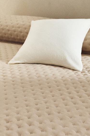 QUILTED QUILT WITH DOTS - Beige by Zara