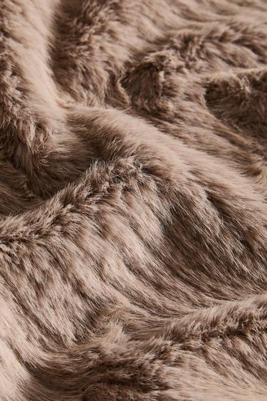 REVERSIBLE FAUX FUR THROW - Brown / Taupe by Zara