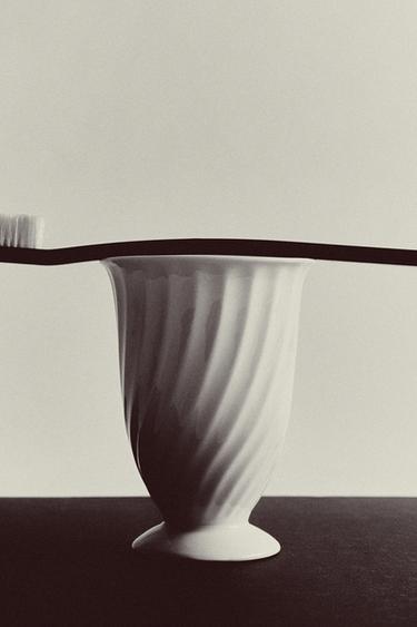 RAISED CERAMIC TOOTHBRUSH HOLDER - White by Zara
