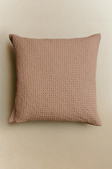 WAFFLE-KNIT CUSHION COVER - Chalk pink by Zara