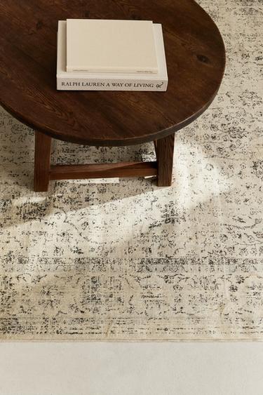 VINTAGE-EFFECT RUG - Beige by Zara