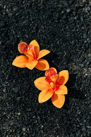 RESIN FLOWER EARRINGS - Orange by Zara