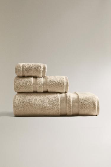 EXTRA SOFT DOUBLE BORDER BATH TOWEL - Light sand by Zara