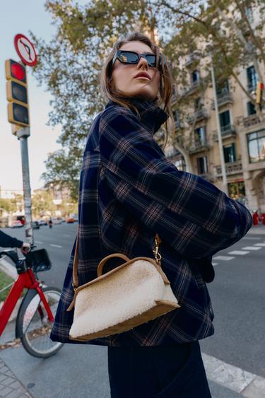 ELONGATED SHEARLING BAG - Beige by Zara