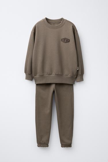 SWEATSHIRT AND JOGGER SET WITH TEXT PATCH - Brown by Zara