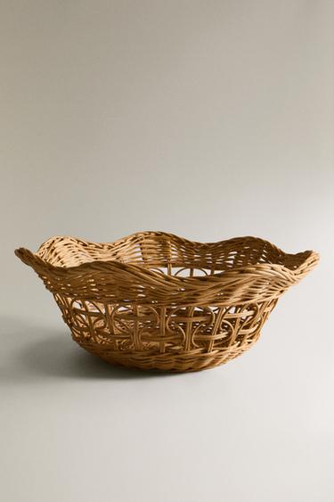 RATTAN HAMPER WITH A SCALLOPED EDGE - Light beige by Zara