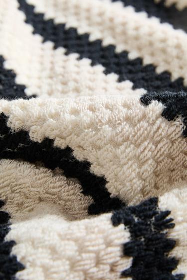 GEOMETRIC JACQUARD BATH TOWEL - Black by Zara