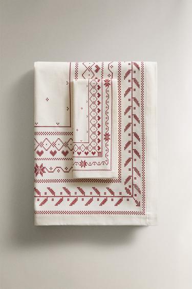 COTTON CHRISTMAS PRINT TABLECLOTH - Red / White by Zara