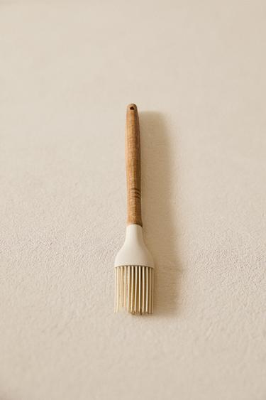SILICONE AND WOOD BRUSH - Cream by Zara