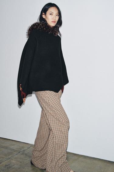 KNITTED CAPE WITH SHEEPSKIN - Black by Zara