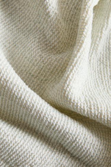 MICRO WAFFLE-KNIT BATH TOWEL - Ecru / Green by Zara