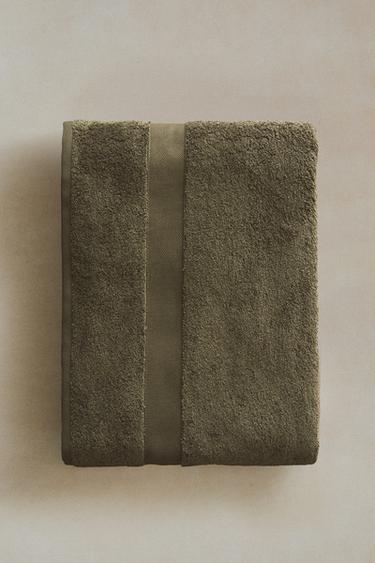 PREMIUM COTTON BATH TOWEL (600 GXM²) - Hunter green by Zara