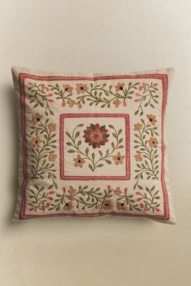FLORAL TUFTING CUSHION COVER - Ecru by Zara