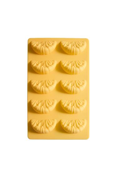 SILICONE ICE BUCKET TRAY WITH 10 ICE CUBES - Pastel yellow by Zara