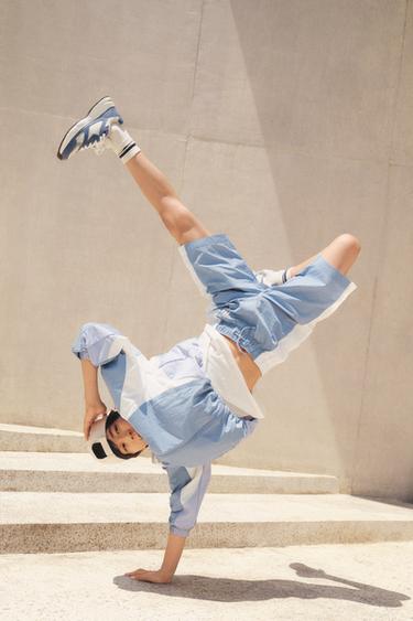 COLOUR BLOCK RAINCOAT WITH EMBROIDERED LOGO - Sky blue by Zara