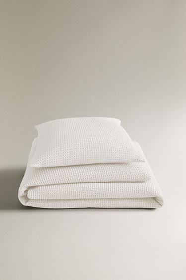 MINI WAFFLE KNIT BEDSPREAD - White by Zara