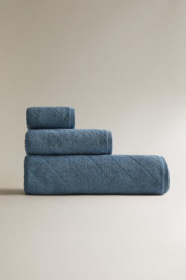 DIAGONAL TEXTURE BATH TOWEL - dusty blue by Zara