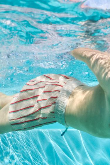 2-6 YEARS / STRIPED TEXTURED SWIM SHORTS - Ecru / Green by Zara