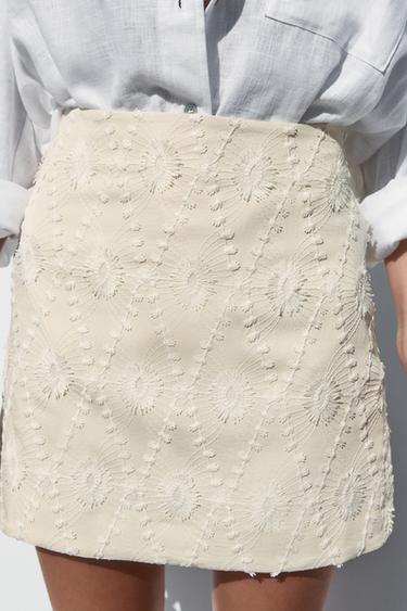 MINI SKIRT WITH FRAYED EMBROIDERY - Ecru by Zara
