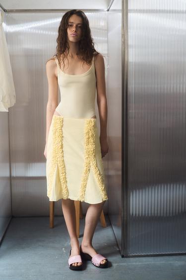 EMBOSSED RUFFLE SKIRT - Light yellow by Zara