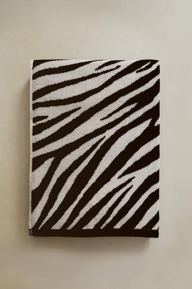 ANIMAL PRINT VELOUR BATH TOWEL - Sand / Black by Zara