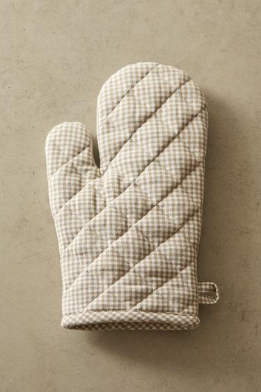GINGHAM OVEN GLOVE - Beige by Zara