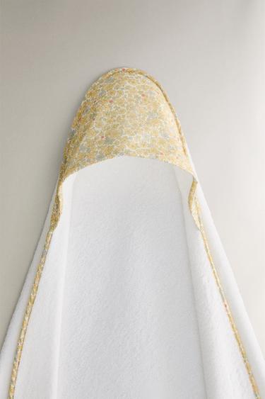 HOODED BABY TOWEL WITH FLORAL PIPING - Cream by Zara