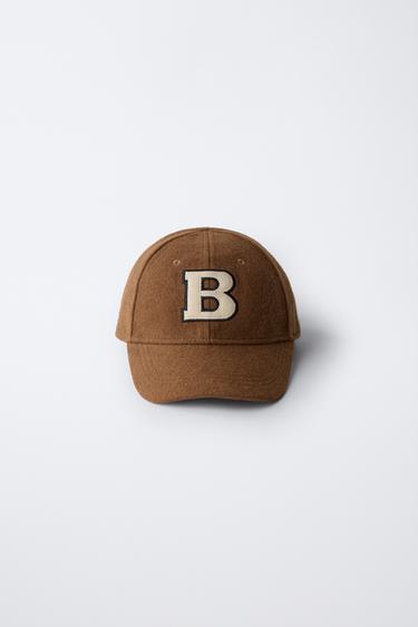 CLOTH CAP WITH INITIAL - Caramel by Zara