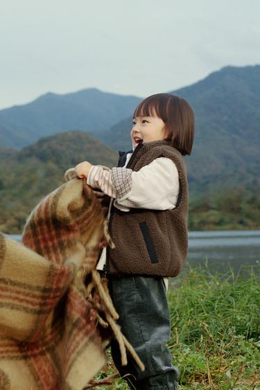 REVERSIBLE FAUX SHEARLING WAISTCOAT - Brown by Zara