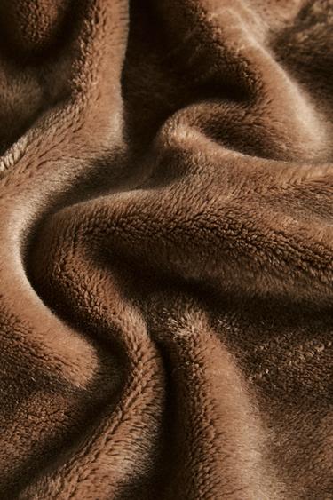 FLEECE THROW WITH FRINGING - camel by Zara