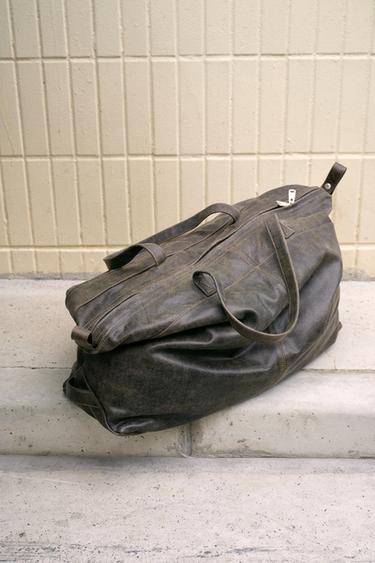 CRACKLED LEATHER TRAVEL BAG - Black by Zara