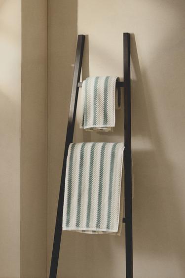 GEOMETRIC JACQUARD BATH TOWEL - Blue / Green by Zara