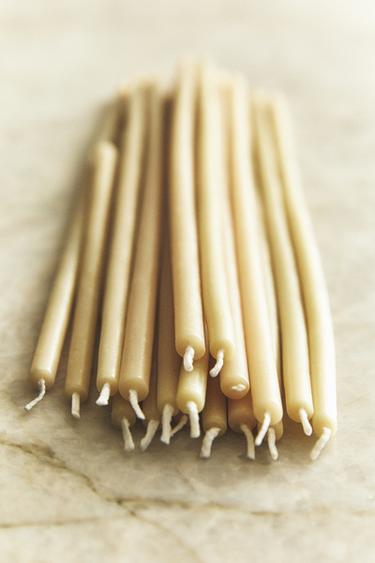 PACK OF THIN DECORATIVE CYLINDRICAL CANDLES (PACK OF 10) - Ecru by Zara